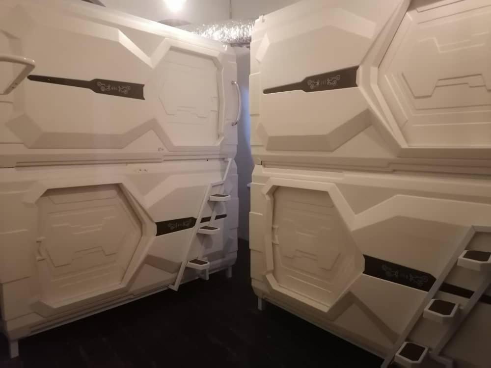 Vspace Guesthouse Capsule & Cafe Malacca Exterior foto