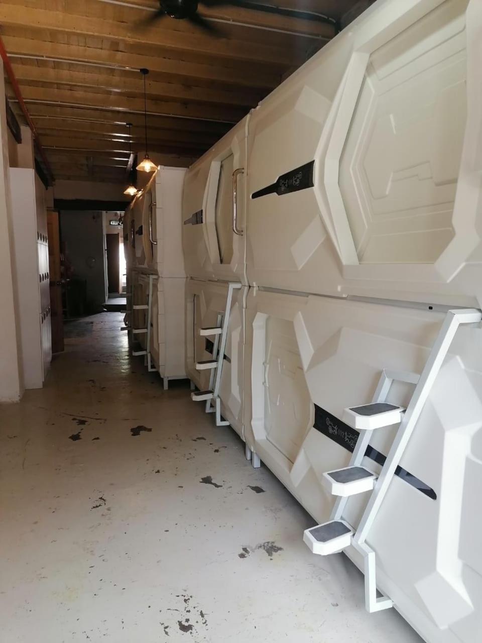 Vspace Guesthouse Capsule & Cafe Malacca Exterior foto