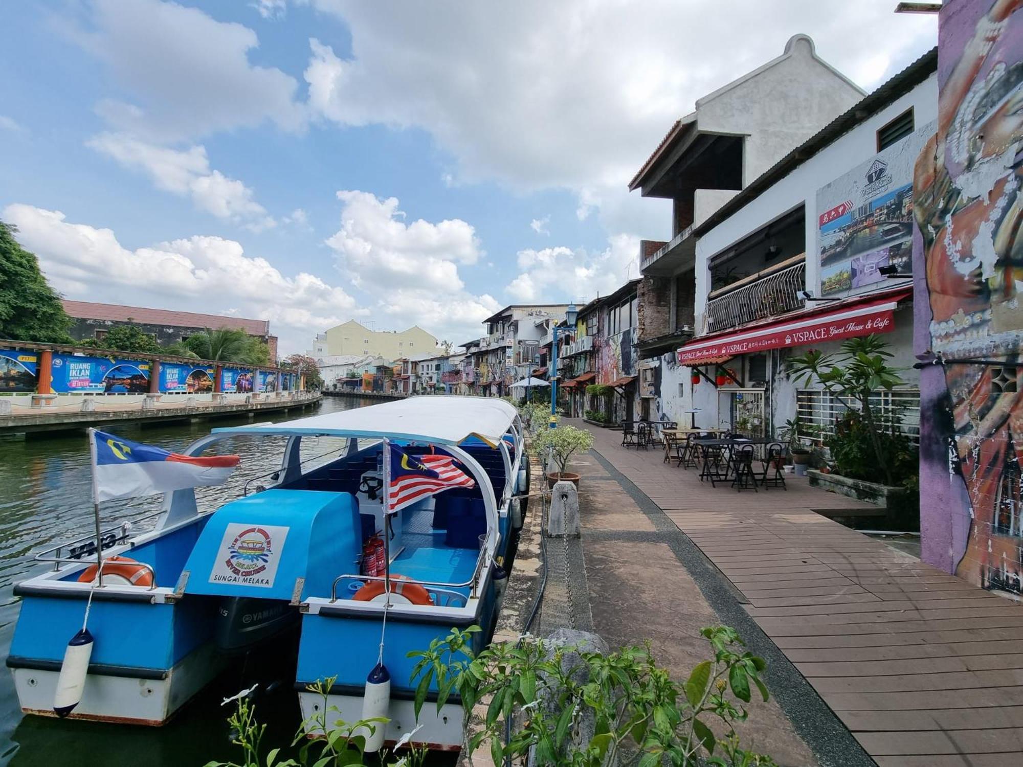 Vspace Guesthouse Capsule & Cafe Malacca Exterior foto